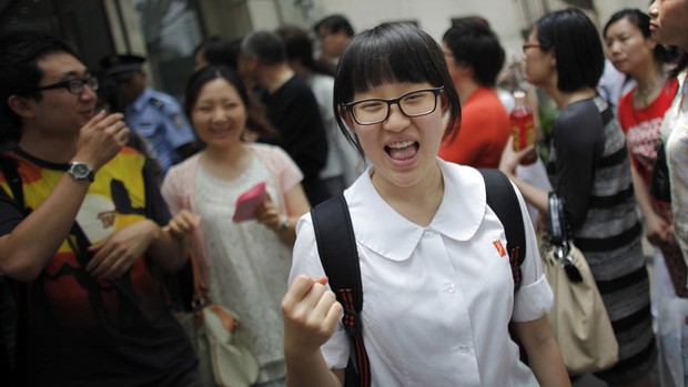 Estudante comemora após sair da prova do exame nacional do ensino médio chinês (Foto: Reuters)