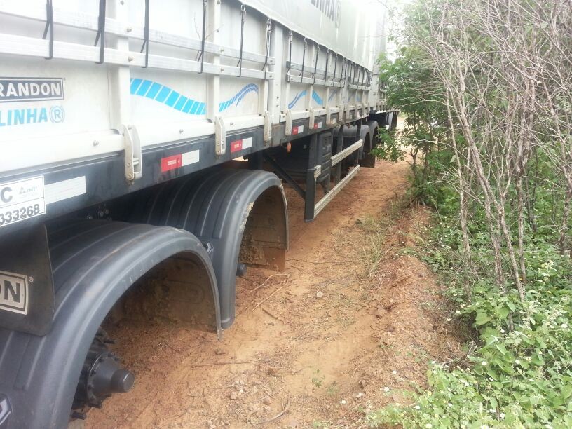 Assaltantes levam 28 pneus de carreta em Serra Talhada, Pernambuco (Foto: Divulgação/ PRF)