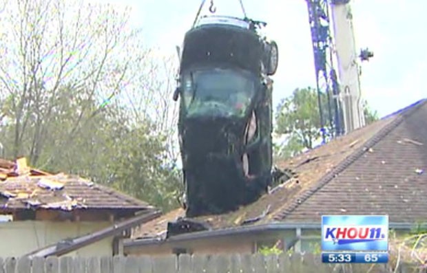 Motorista foi parar em telhados de casas após acidente (Foto: Reprodução)