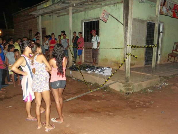 G1 No Amapá homem morre a facadas ao abrir a porta de casa em