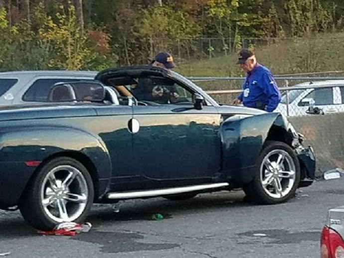 Carro ficou com a frente amassada após atingir torcedores em estacionamento após prova da Nascar (Foto: Reprodução)