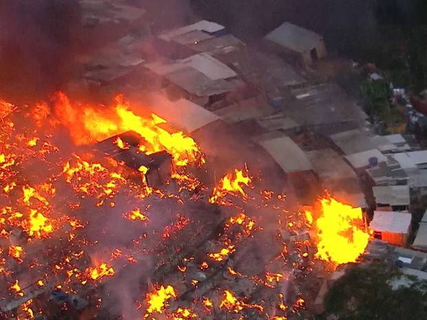 Incêndio em favela em Osasco (Foto: GloboNews/Reprodução)