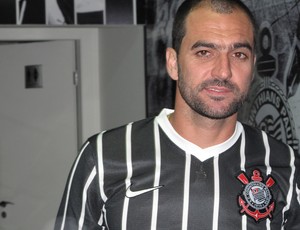 Danilo visita loja Corinthians (Foto: Rodrigo Faber)