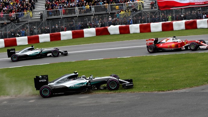 Nico Rosberg sai da pista na primeira volta do GP do Canadá