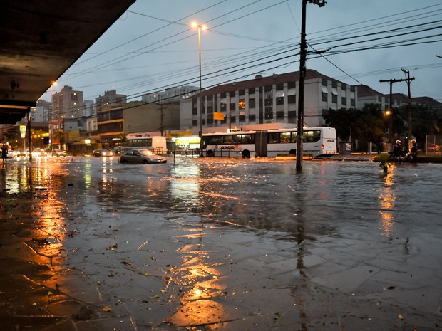 Poucos carros se arriscaram a enfrentar as poças de água após a chuva em Porto Alegre (Foto: Jeronimo Silvello/RBS TV)