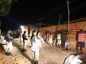 Durante a ação os policiais revistaram os veículos e pessoas que passavam pelo local (Foto: Ellyo Teixeira/G1)
