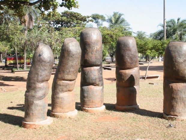 Escultura 'Os Dedos de Deus' foi instalada na Praça Universitária em Goiânia Goiás (Foto: Divulgação/Secult)