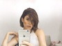 Com cabelo curtinho, Fernanda Vasconcellos faz charme em selfie