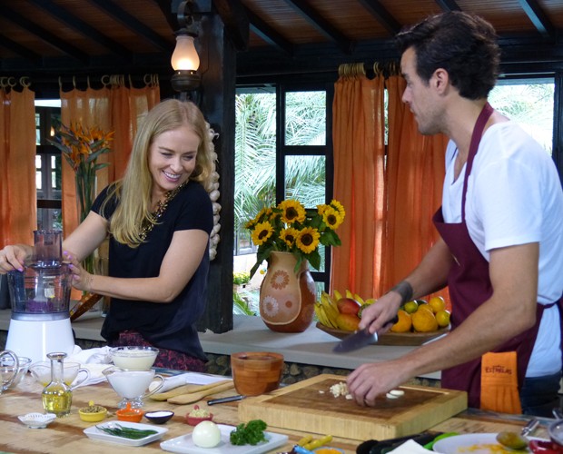 Angélica auxilia o ator e também amigo chef na cozinha (Foto: Estrelas/TV Globo)