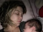 Bárbara Borges dorme abraçada com filho