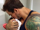 Ex-BBB Rodrigo posa com filha recém-nascida ao chegar em casa