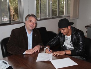 Denilson assinatura contrato São Paulo (Foto: Rubens Chiri/saopaulofc.net )