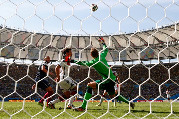 Neuer, sempre muito bem colocado, não precisa dar grandes saltos para fazer as defesas mais complicadas (Foto: Getty Images)