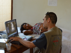 Índia realiza exame de ultrassonografia  (Foto: Paula Casagrande/G1)