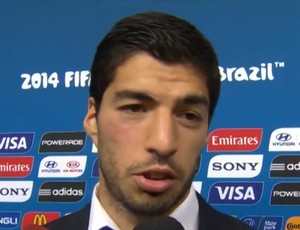 Suárez mostra marca  (Foto: Reprodução SporTV)