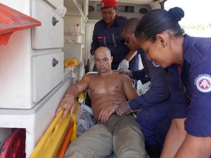 Policial recebe atendimento em ambulância (Foto: Polícia Militar da Bahia/Divulgação)