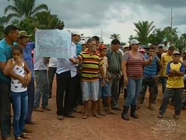 Produtores protestam pela diminuição do preço do leite  (Foto: Reprodução/TV Anhanguera)