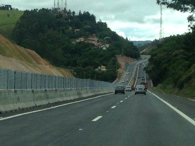 Trânsito era tranquilo na manhã deste sábado na rodovia dos Tamoios. (Foto: Adriano Ferreira/TV Vanguarda)