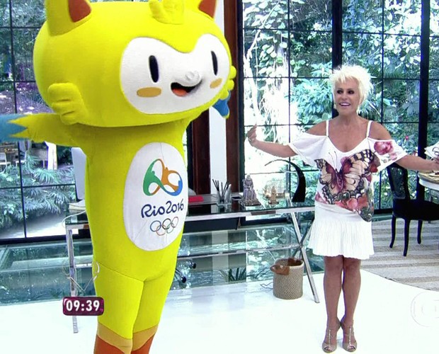 Mascote das Olimpíadas coloca Ana Maria para dançar (Foto: Mais Você/TV Globo)