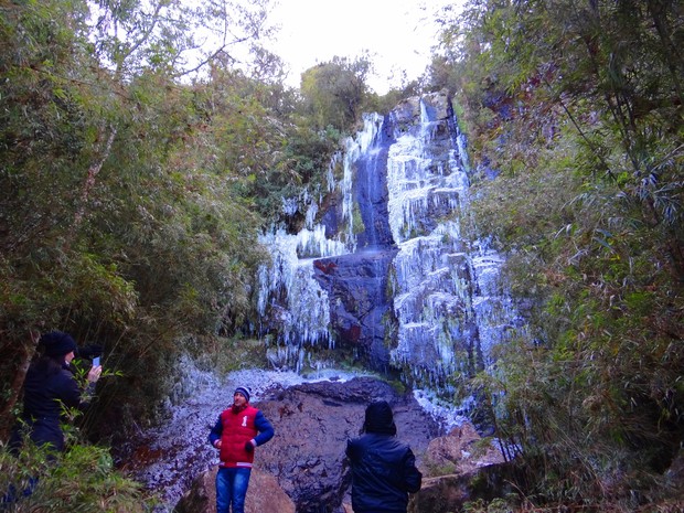 Com -7,2ºC, cachoeira congelou em Urupema (Foto: Marília Oliveira/Divulgação)