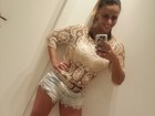 Viviane Araújo posta foto de shortinho e blusa transparente