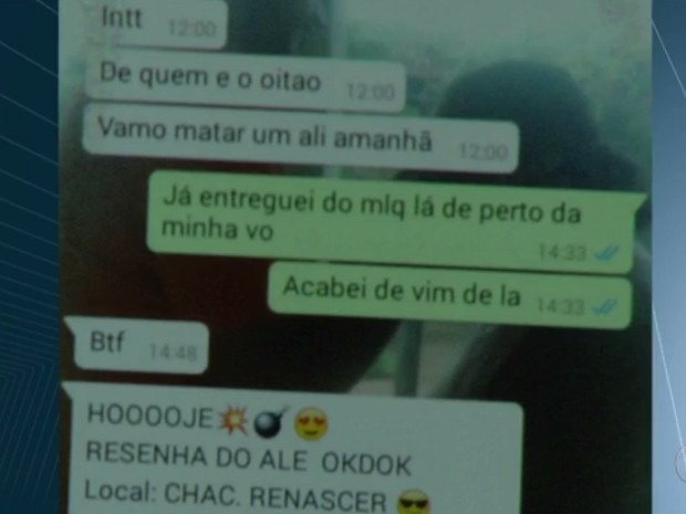 Dupla é suspeita de negociar arma por meio de mensagens de celular em Aparecida de Goiânia Goiás (Foto: Reprodução/TV Anhanguera)