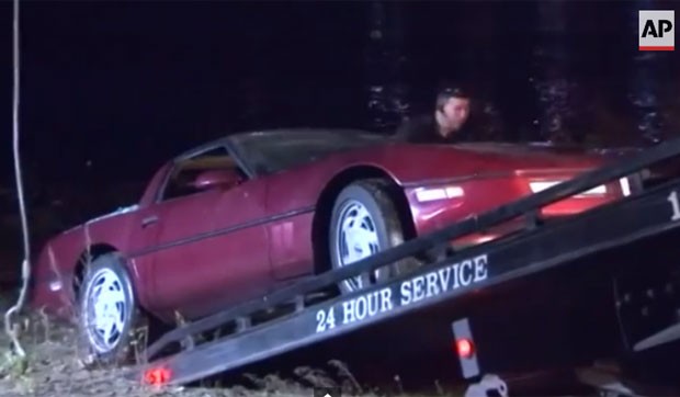 Marido ciumento jogou o carro da mulher, um Corvette, no rio Delaware (Foto: AP)
