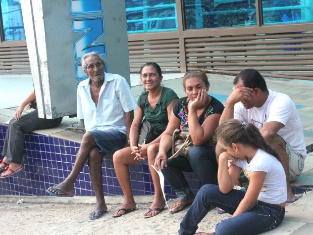 Pacientes aguardavam atendimento que não aconteceu na manhã deste sábado (13) (Foto: Marcos Dantas / G1 AM)