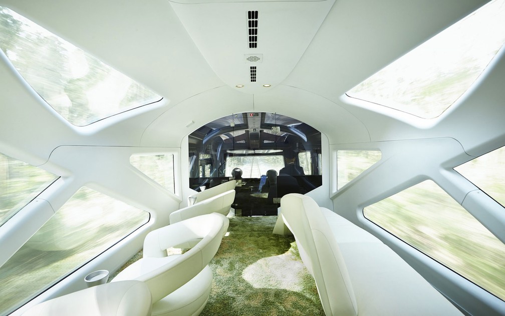 Apesar do preço salgado, o luxo e o desenho futurista do hotel sobre trilhos provaram ser um sucesso: as passagens para o trem de dez vagões estão esgotadas até março de 2018 (Foto: JR East)