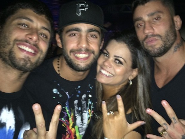 Jesus Luz e Pedro Cooby com amigos em show no Rio (Foto: Instagram/ Reprodução)