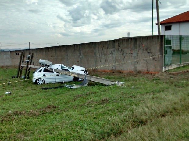 Carro bateu no poste, invadiu terreno e acabou atingido pela estrutura da rede de energia (Foto: Divulgação)