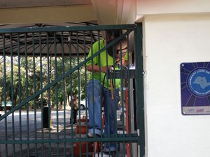 Funcionários reparam portão do Palácio dos Bandeirantes derrubado durante protesto (Foto: Kleber Tomaz/G1)