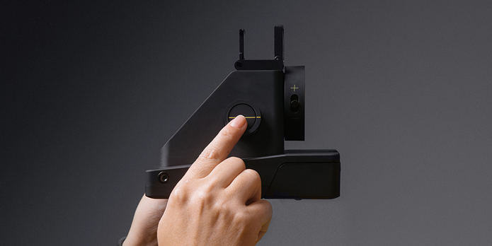 Produto tem design retrô, bateria interna e LEDs que ajudam a iluminar fotos de ambientes escuros (Foto: Divulgação/Impossible Project)