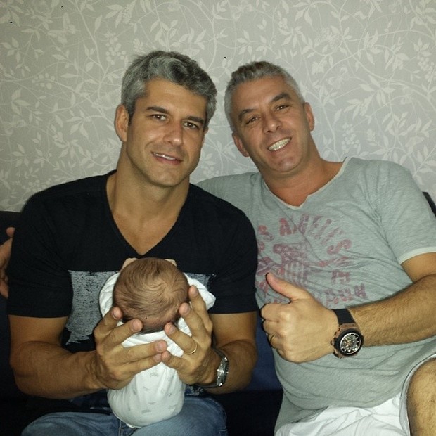 Marido de Ana Hickmann posta foto com o filho recém nascido, Alexandre, e um amigo (Foto: Instagram / Reprodução)