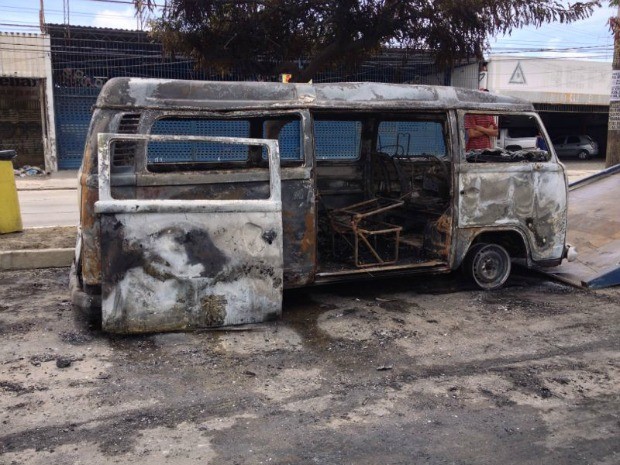 Kombi tem curto circuito e pega fogo na Av. Recife. (Foto: Kety Marinho/TV Globo)