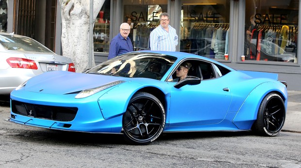 Justin Bieber dirigindo uma Ferrari modelo 458 (Foto: AKM-GSI)