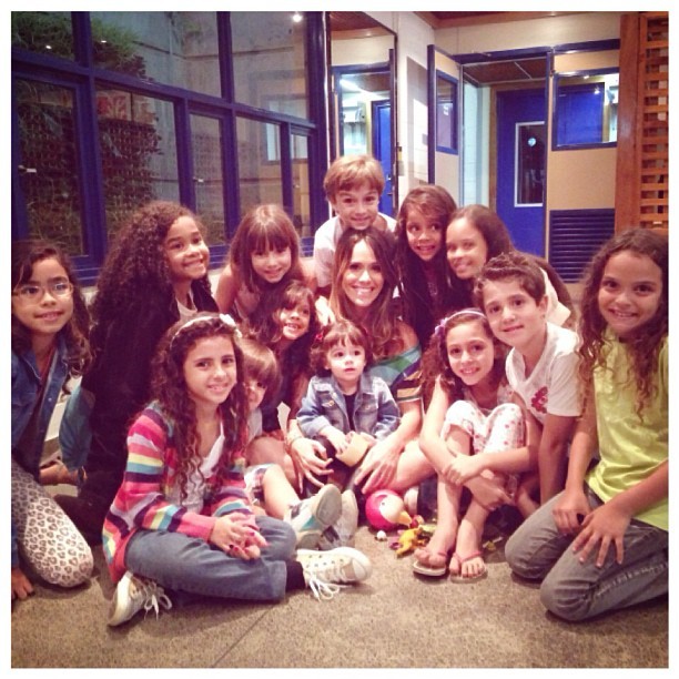 Fernanda Pontes com a filha Maria Luiza no colo e mais crianças (Foto: Reprodução/Instagram) Fernanda Pontes com a filha Maria Luiza no colo e mais crianças (Foto: Reprodução/Instagram)