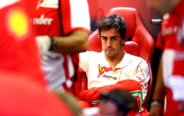 Fernando Alonso nos boxes da Ferrari durante treino em Cingapura (Foto: Getty Images)