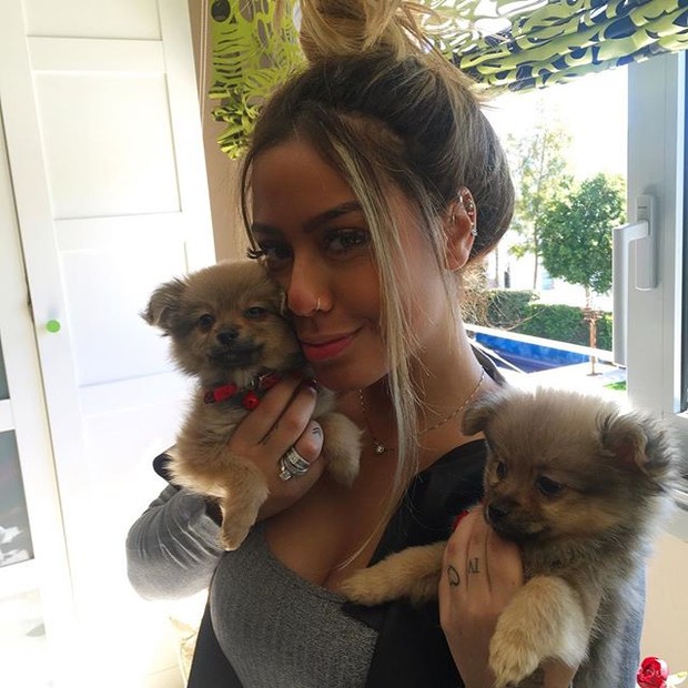Rafaella Santos com seus dois novos cachorrinhos (Foto: Instagram/Reprodução)
