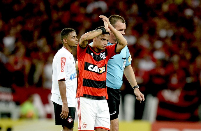 Carlos Eduardo substituído jogo Flamengo e Atlético-PR final Copa do Brasil (Foto: André Durão / Globoesporte.com)
