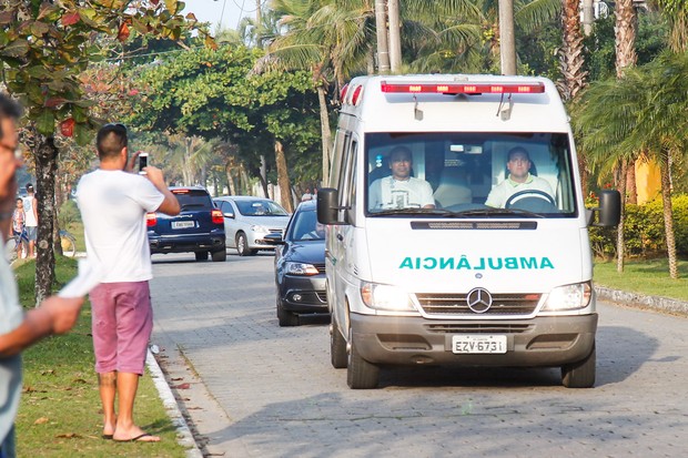 Ambulância Neymar (Foto: Photo Rio news)