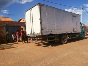 Caminhão que atropelou a criança (Foto: Taislaine Antunes)