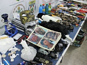 Armas brancas, equipamentos eletrônicos e máscaras também foram achados (Foto: Diego Toledano/ G1 AM)