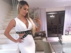 Ex-BBB Leticia Santiago usa vestido decotado e exibe ‘barriga zero’