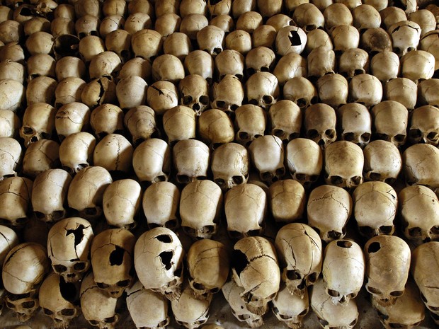 Fevereiro de 2004 - Crânios de vítimas do genocídio são expostos no memorial da igreja de Ntarama, em Ruanda (Foto: Gianluigi Guercia/AFP)