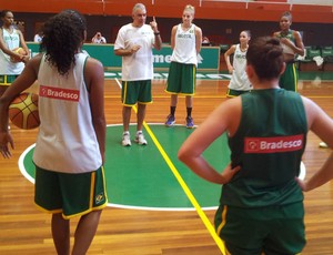 Zanon comanda o primeiro treino da seleção feminina de basquete  (Foto: Divulgação CBB )