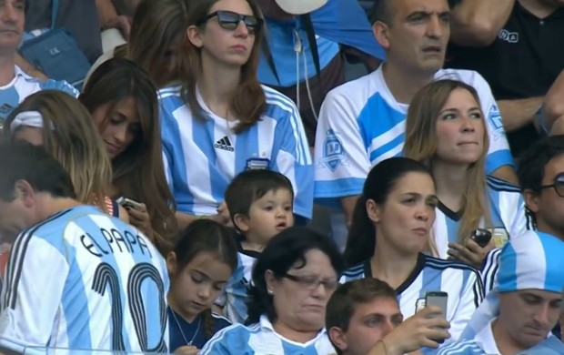 Antonella Roccuzzo Messi Wife and Son in Mineirão Thiago (Photo: Playback SporTV)