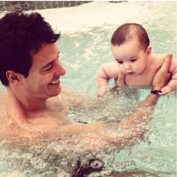 Rodrigo Faro e Helena na piscina (Foto: Instagram / Reprodução)