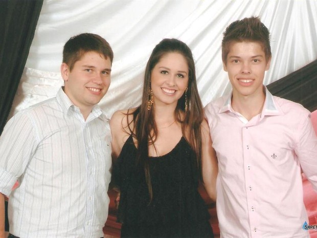 Cristina ao lado dos irmãos Mateus (direita) e Guilherme (esquerda)  (Foto: Arquivo Pessoal)