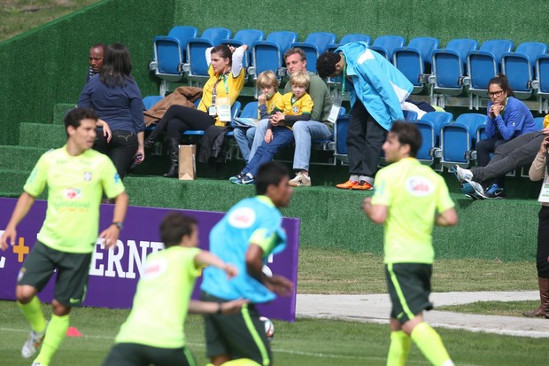 Luciano Huck e filhos em treino da seleção brasileira (Foto: Vanessa Carvalho / AgNews)